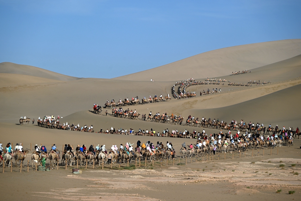 甘肃敦煌迎来暑期旅游热
