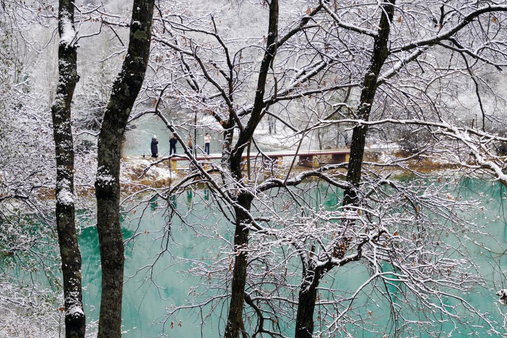 甘肃宕昌：官鹅沟春雪美如画