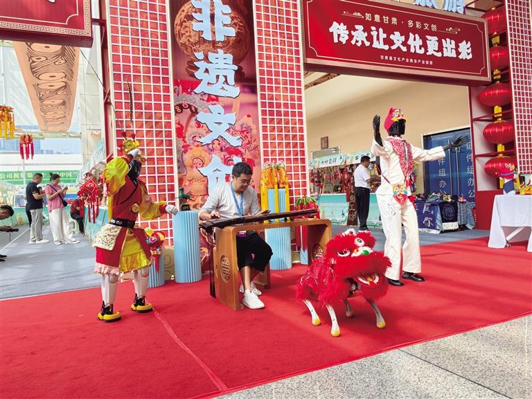 科技与非遗同台绽放甘肃非遗文创集市解锁“文化+”融合新玩法-新华网(图1)
