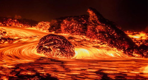 摄影师近距离拍摄喷发火山 岩浆汹涌如地狱一