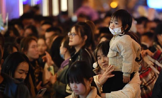 甘肃兰州：“夜经济”绽放 “烟火气”升腾