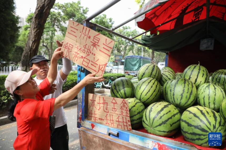 兰州：应季瓜果摊点助农增收