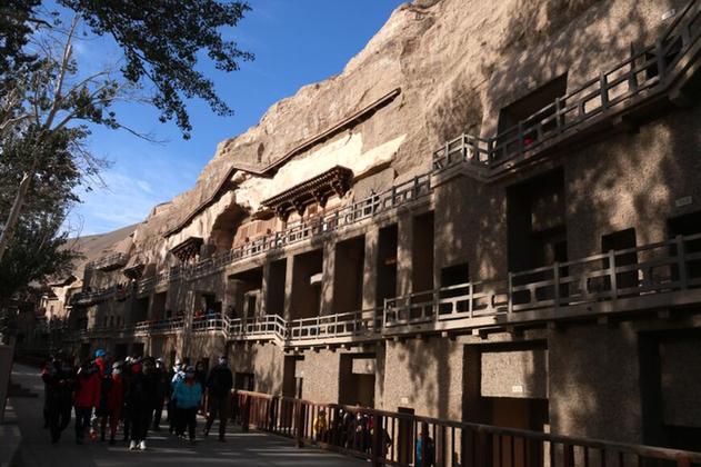 2021年10月15日,游客在世界文化遗产甘肃省敦煌市莫高窟游览.